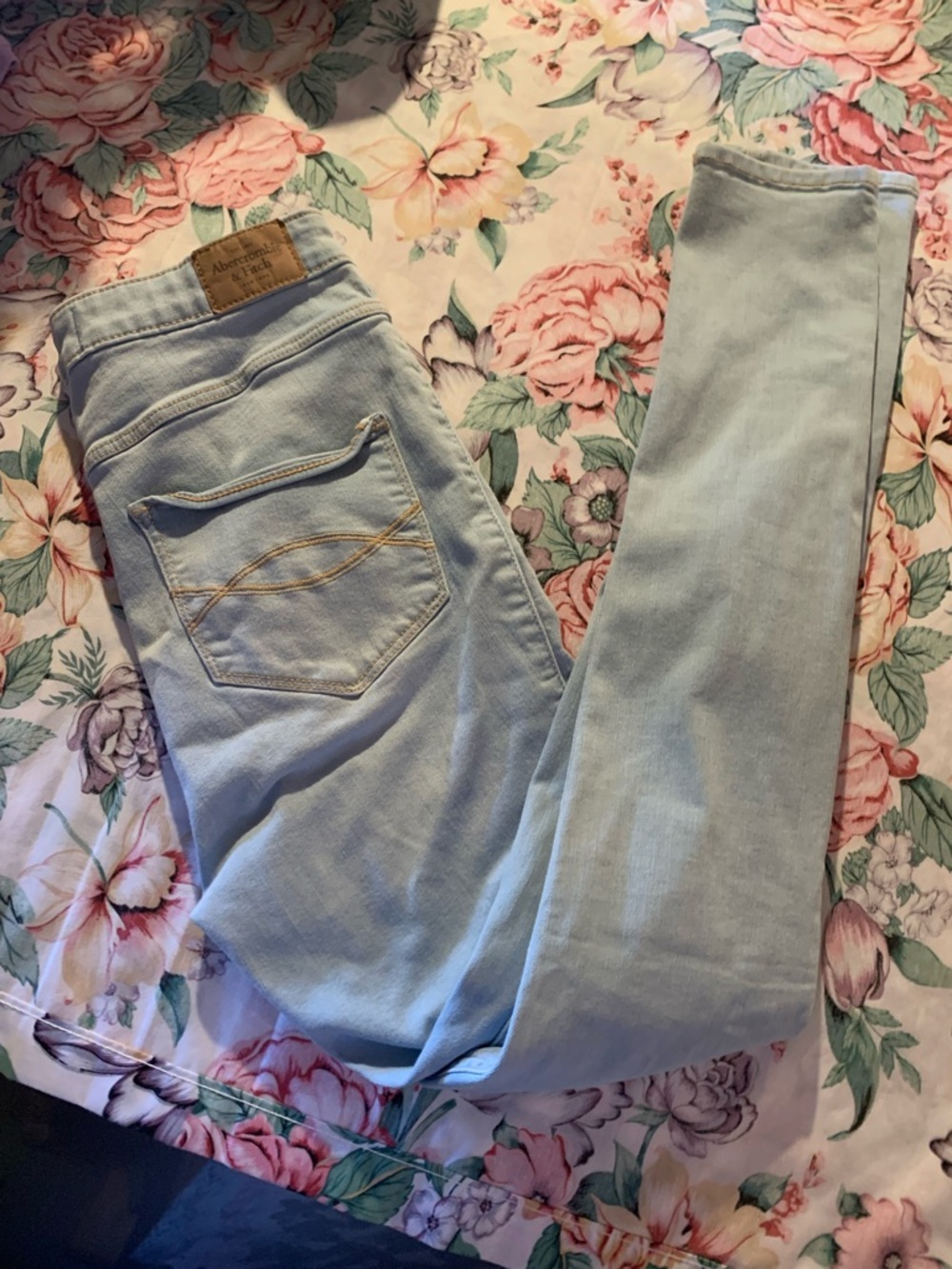 Abercrombie & Fitch Light Wash Women’s Skinny Jeans Size 6 (28)